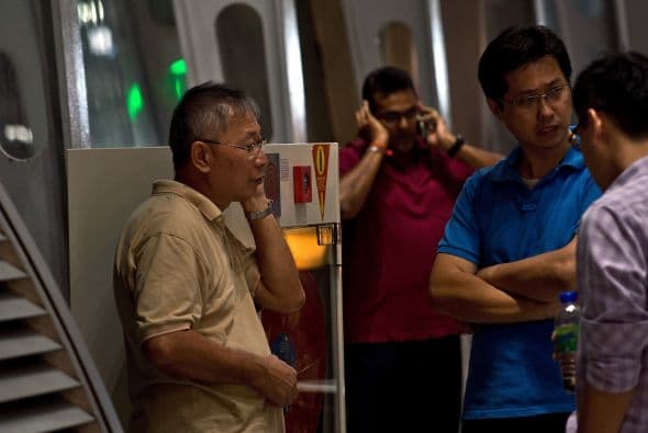 Familiares de los pasajeros del Malaysia Airlines vuelo MH17 lloran ante la tragedia.