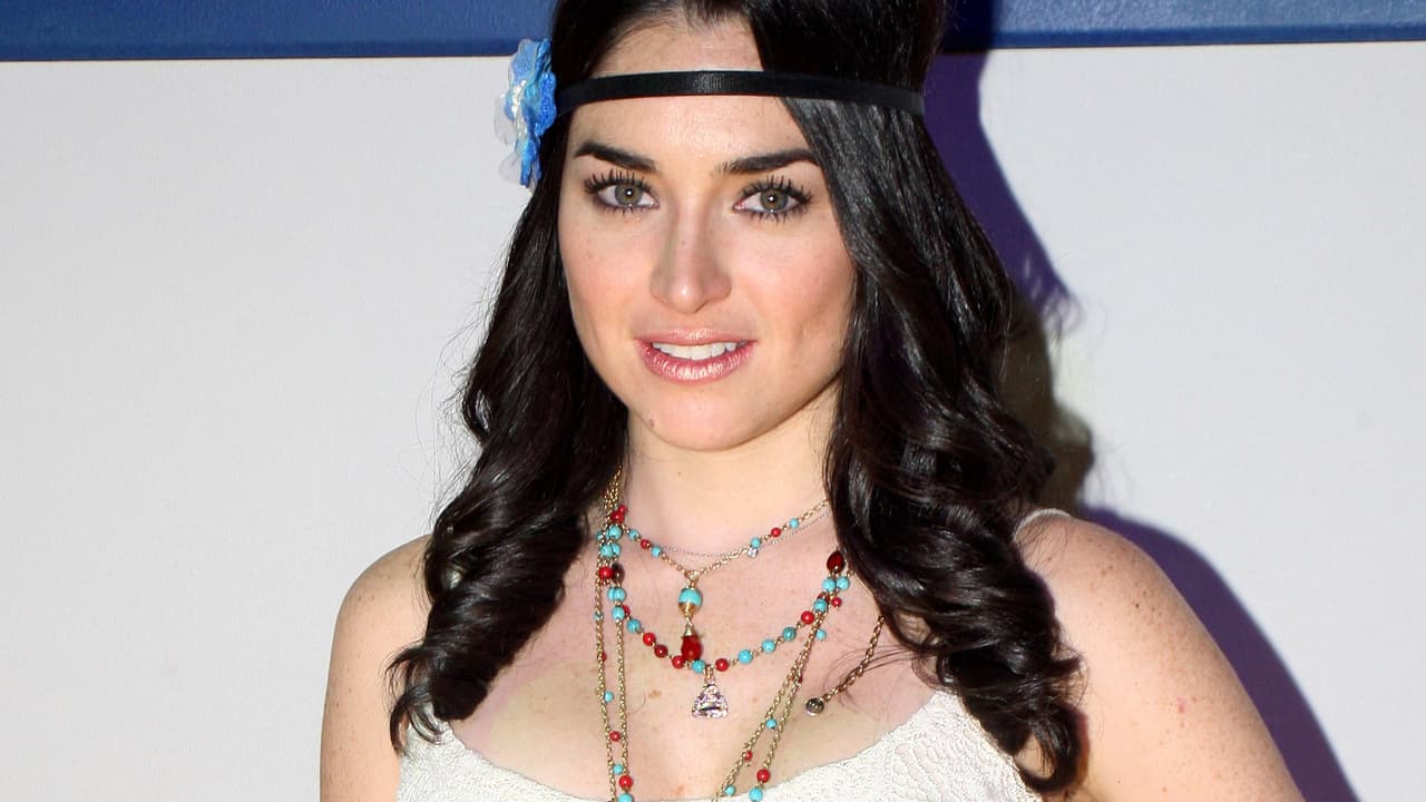 En 2012 se rumoró que Wendy González sostenía una relación con el compositor, sin embargo, la propia actriz lo desmintió. "Son puras tonterías las que publican, ni le quiero dar más vuelo. Se me hace horrible que publiquen tonterías y mentiras y todo", comentó ante las cámaras de 'Estrellas hoy'.