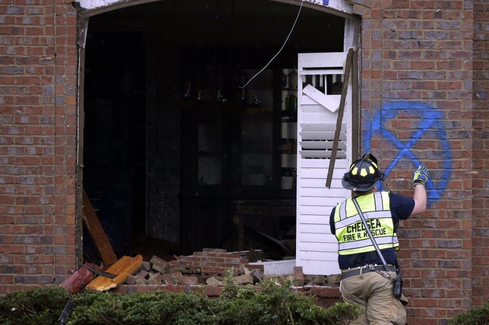 Un bombero marca una casa afectada después de que un tornado impactó en el sur de Birmingham, Alabama.