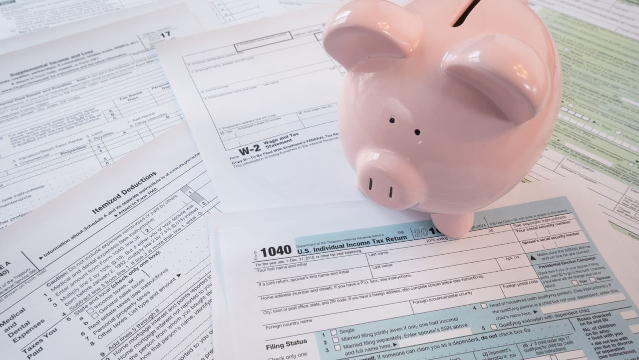 Quienes recibieron pagos anticipados del crédito tributario por hijos y del plan de rescate económico, tienen que presentar los comprobantes enviados por el IRS que serán utilizados para cotejar sus cuentas.