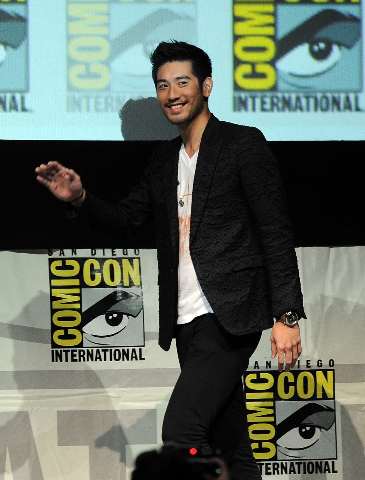 De acuerdo con 
<b><a href="https://people.com/movies/actor-model-godfrey-gao-dies-at-35/" target="_blank">People</a></b>, el actor taiwanés-canadiense saltó a la fama como actor con su debut en televisión en una serie llamada 'Bull fighting' en 2007.