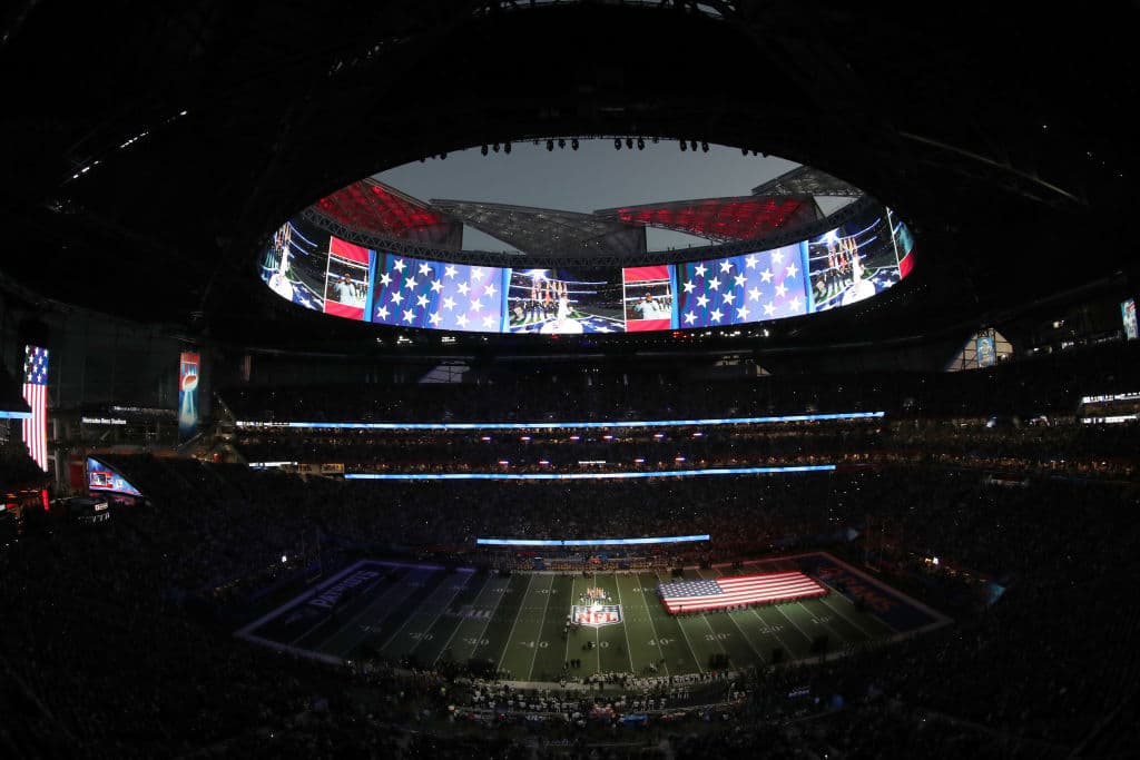 Mercedes Benz Stadium | Atlanta Falcons | Los Falcons comparten casa con el Atlanta United de la MLS. Puede recibir hasta 71 mil aficionados.
