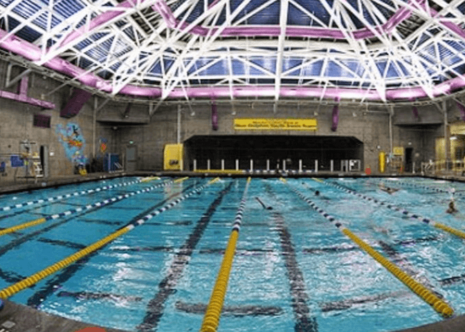 El centro de natación 
<a href="https://sfrecpark.org/destination/bay-view-playground/martin-luther-king-jr-pool/" target="_blank">Martin Luther King Jr</a>, ubicado entre la calle número tres y Armstrong en San Francisco, es otra joya escondida ya que cuenta con una piscina de 25 yardas por 25 metros y una piscina aparte para niños. Los programas acuáticos incluyen programas para aprender a nadar, aeróbicos acuáticos, natación recreativa y natación de entrenamiento.