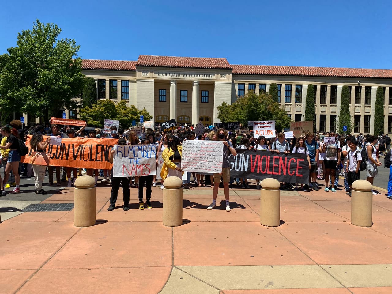 A una semana del tiroteo masivo en una escuela primaria de Uvalde, Texas estudiantes de la preparatoria McClatchy honran la vida de los 19 estudiantes y las 2 maestras que fallecieron.