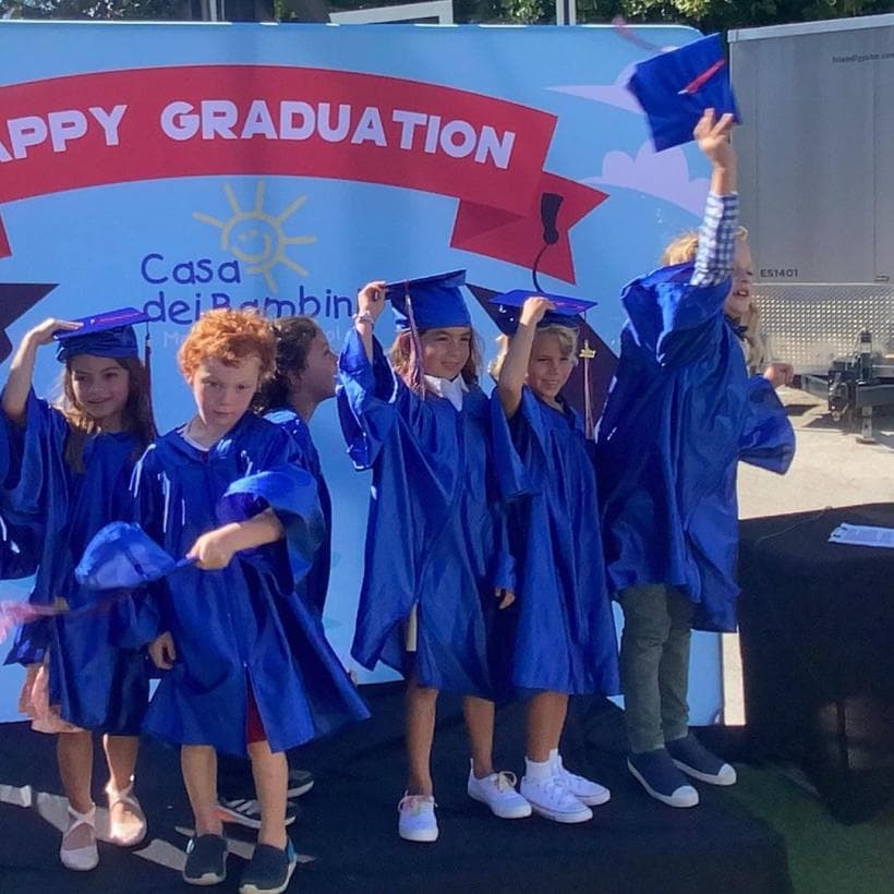 Con toga y birrete en color azul le dijo adiós al preescolar y ahora está lista para comenzar su educación primaria.