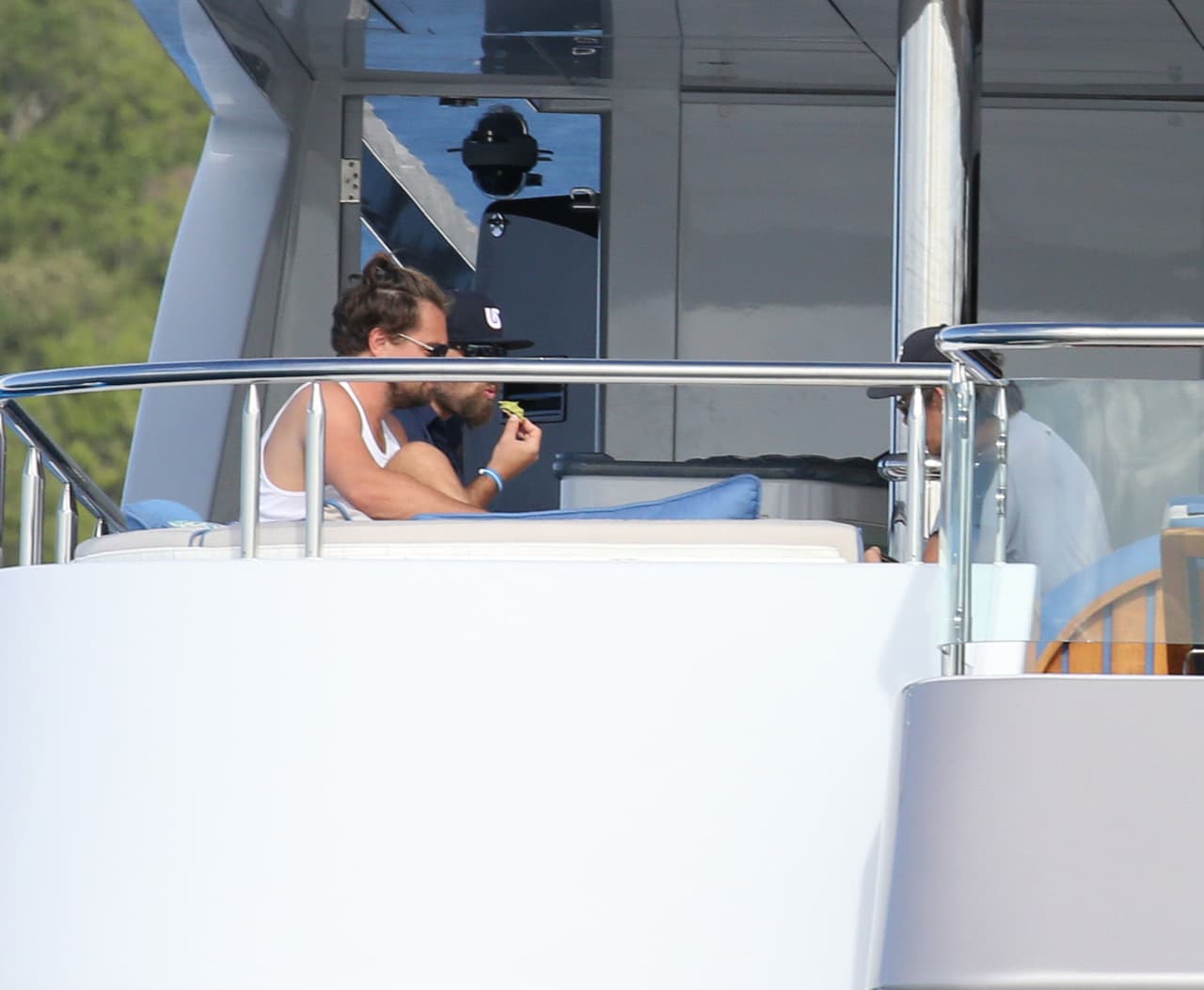 Se relajó tomando un paseo en yate con algunos amigos y amigas, pero no hubo rastro de la modelo de 25 años.