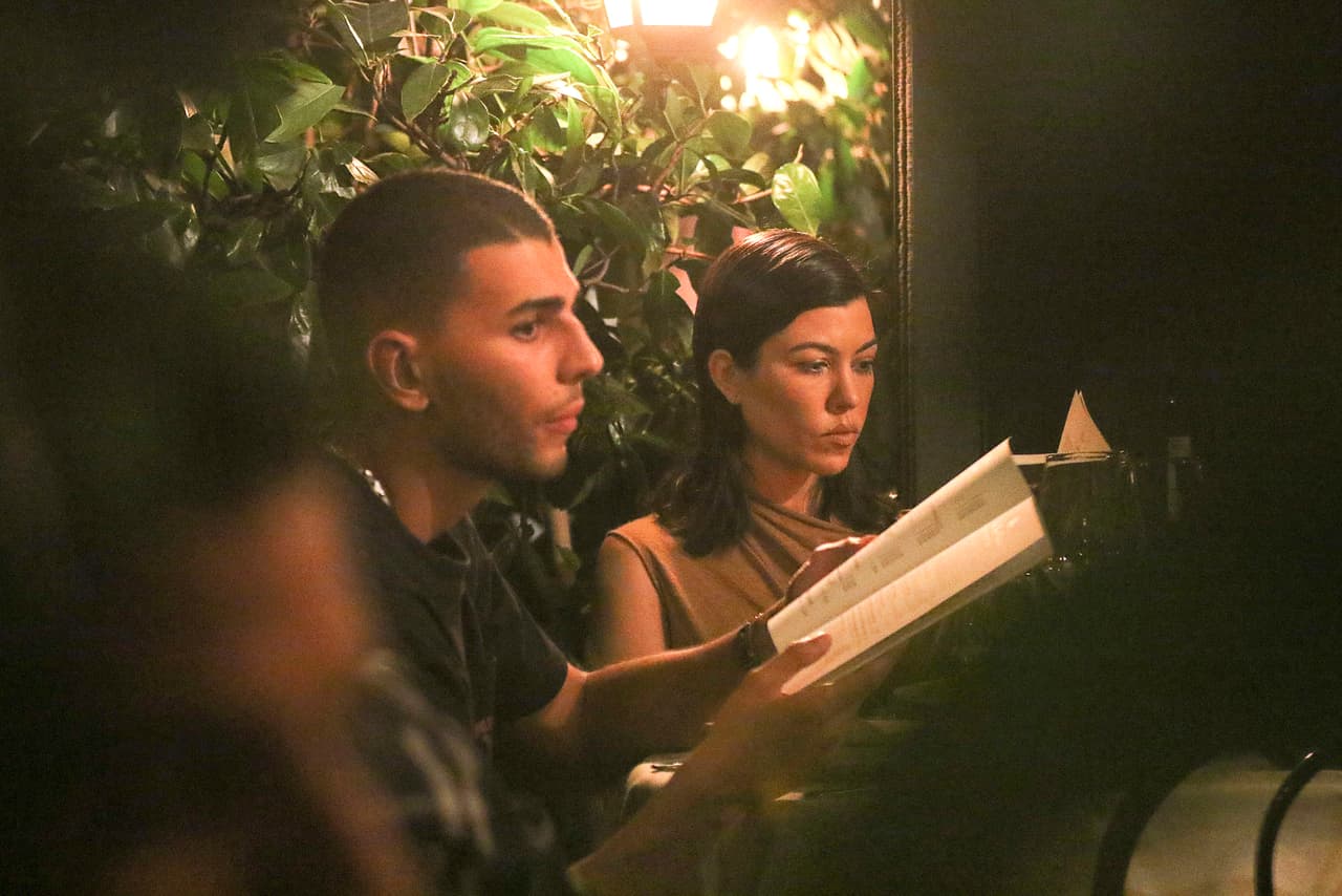 ¡Sorry Kourtney! Ese sueldo promedio haría menos duraderas esas 
<b><a href="https://people.com/home/kourtney-kardashian-and-boyfriend-younes-bendjima-jet-to-rome-for-romantic-italian-vacation/">vacaciones en Roma</a></b> con su amorcito 10 años menor, Younes Bendjima.