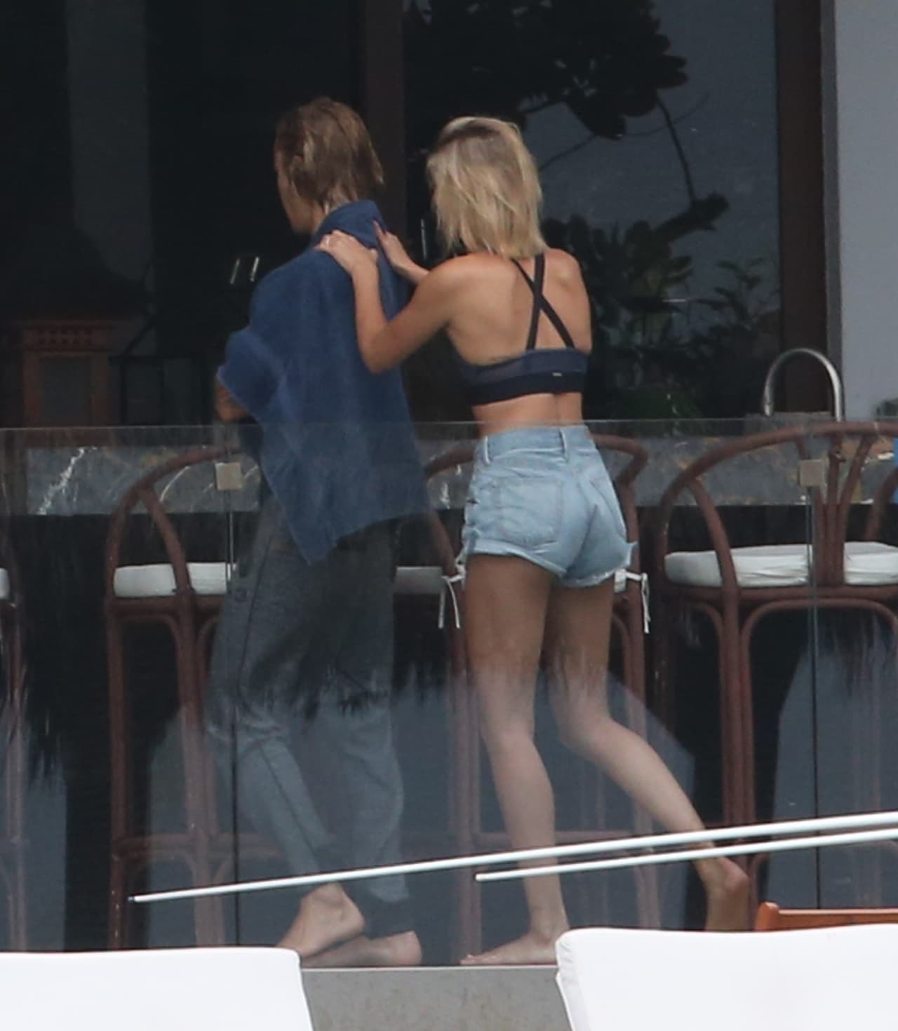 También fueron al cine y caminaron por la ciudad. El cantante canadiense llevó puesta una camisa con el mensaje ‘Enjoy The Great Outdoors’.