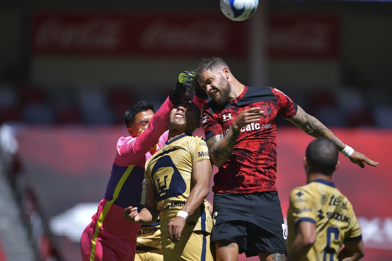Una polémica victoria para los 'Diablos Rojos', pues el árbitro anuló un gol para los Pumas de la UNAM y, de último minuto, Alexis Canelo anotó el gol del gane para Toluca en casa, durante la Jornada 6 del Torneo Guard1anes 2021.