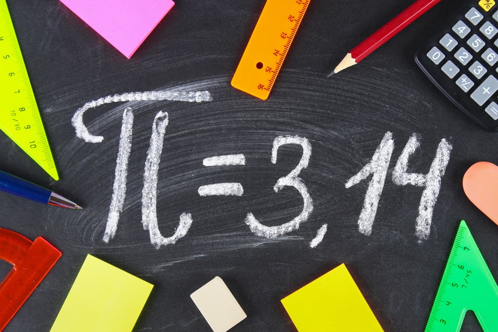 O sea, un número que no puede ser expresado por una fracción decimal pues cuando lo divides no arroja un cociente exacto. Por ejemplo, el conocido 'pi' (3.1416…) presente en los cálculos de la circunferencia y del círculo entre otros.