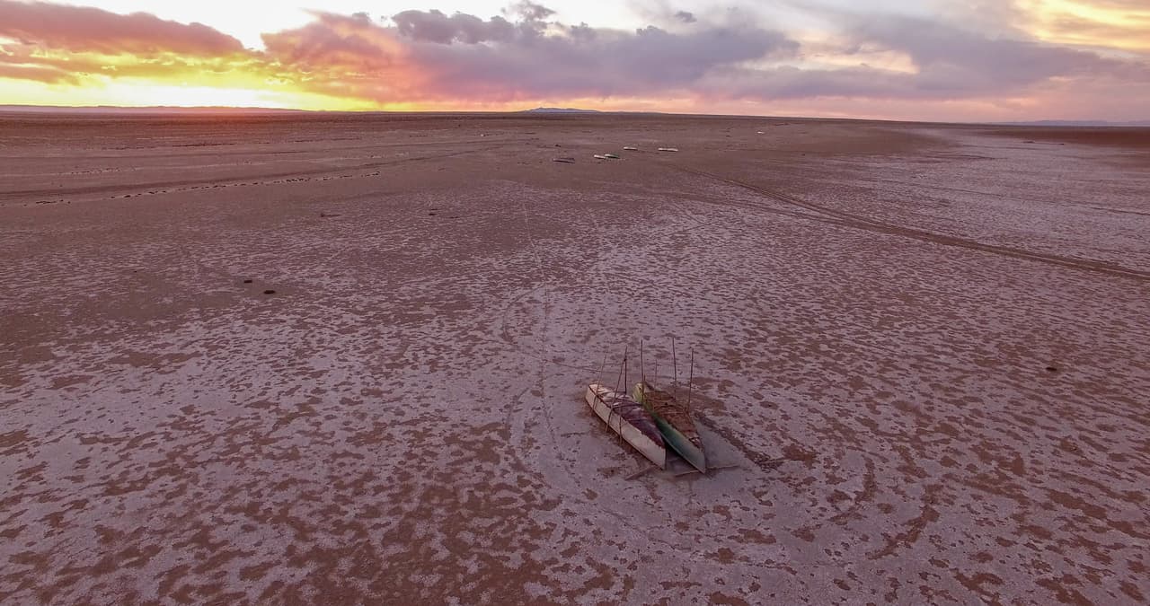 El 
<b><a href="http://huelladigital.univisionnoticias.com/bolivia-lago-poopo-desaparece-cambio-climatico/">lago Poopó</a></b>, el segundo más grande de Bolivia, terminó de secarse durante el primer trimestre de este año como consecuencia del cambio climático y la contaminación. La desaparición del lago supone la pérdida de un ecosistema y deja sin sustento a las comunidades asentadas en sus alrededores. La lluvia difícilmente podría revertir la situación.