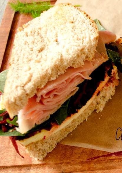 ¡Haz el lunch de tus hijos más saludable! Chef Oropeza nos da esta receta: Sándwich de jamón de pavo, betabél y espinacas baby.