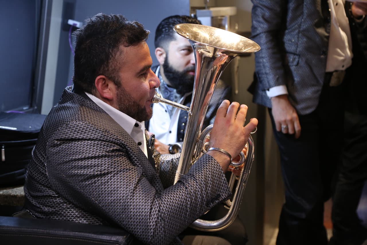 Una vez el bus llega a su destino final, la acción comienza para los integrantes de El Recodo, quienes empiezan a ensayar los instrumentos y a ultimar cada detalle para subir al escenario y complacer al público.