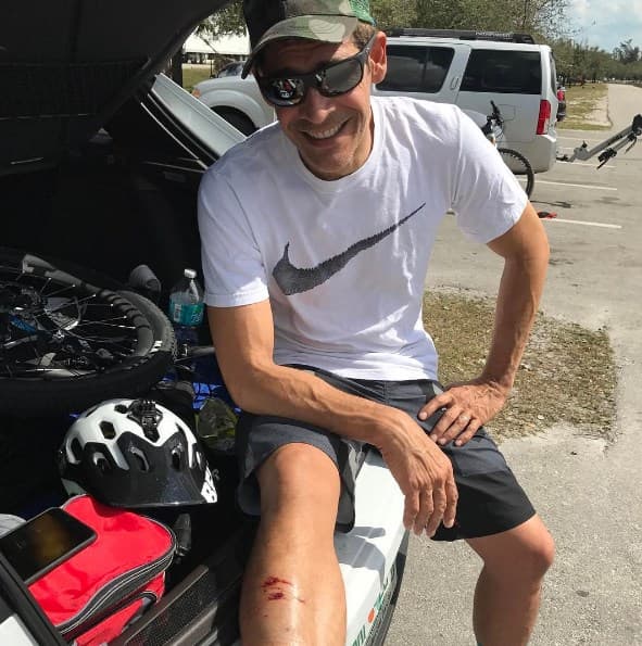 Johnny Lozada tuvo la mala fortuna de sufrir un doloroso accidente con su bicicleta.