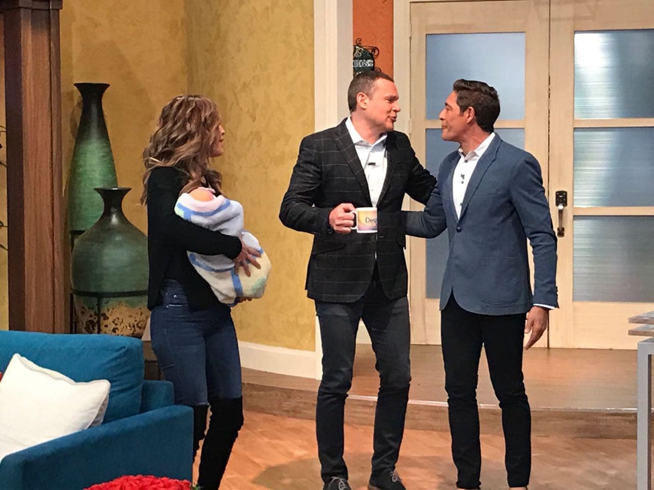 Johnny estaba feliz de tener un nuevo integrante en la familia Lozada.