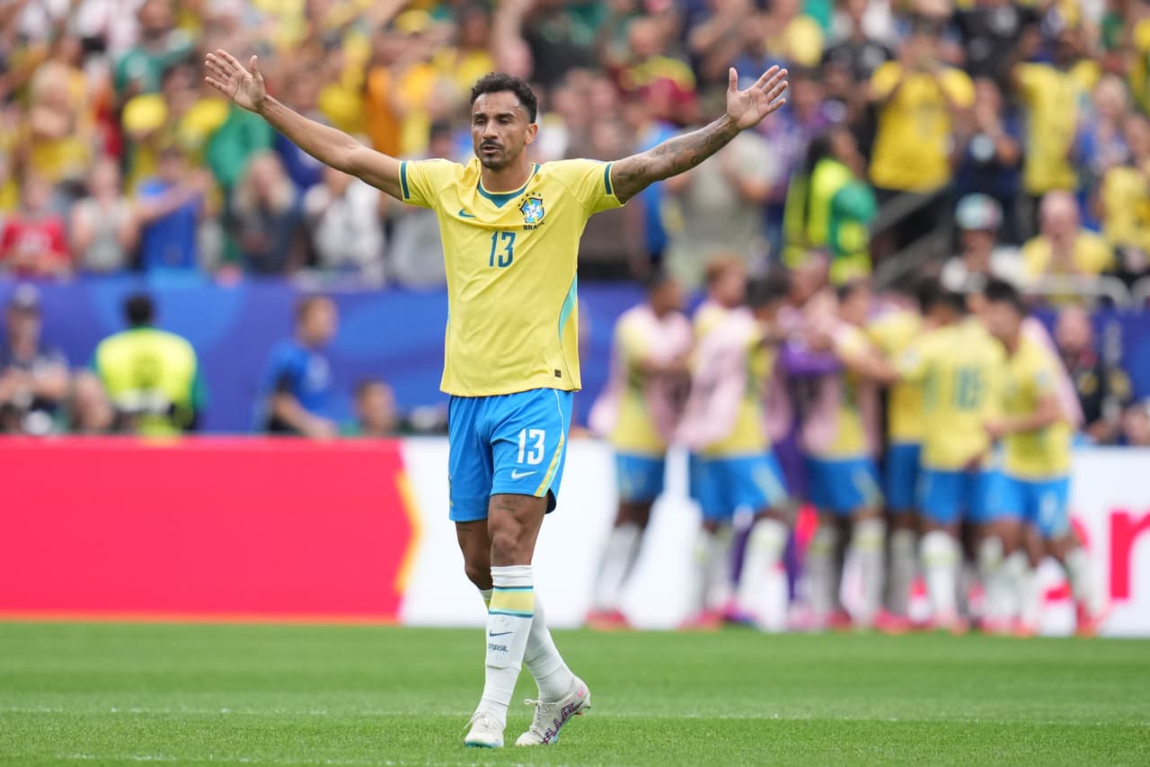 Casemiro (5) de Brasil anota el primer gol de su equipo durante el partido de dieciseisavos de final de la Copa Mundial entre Brasil y Japón en Houston, el lunes 29 de junio de 2026.