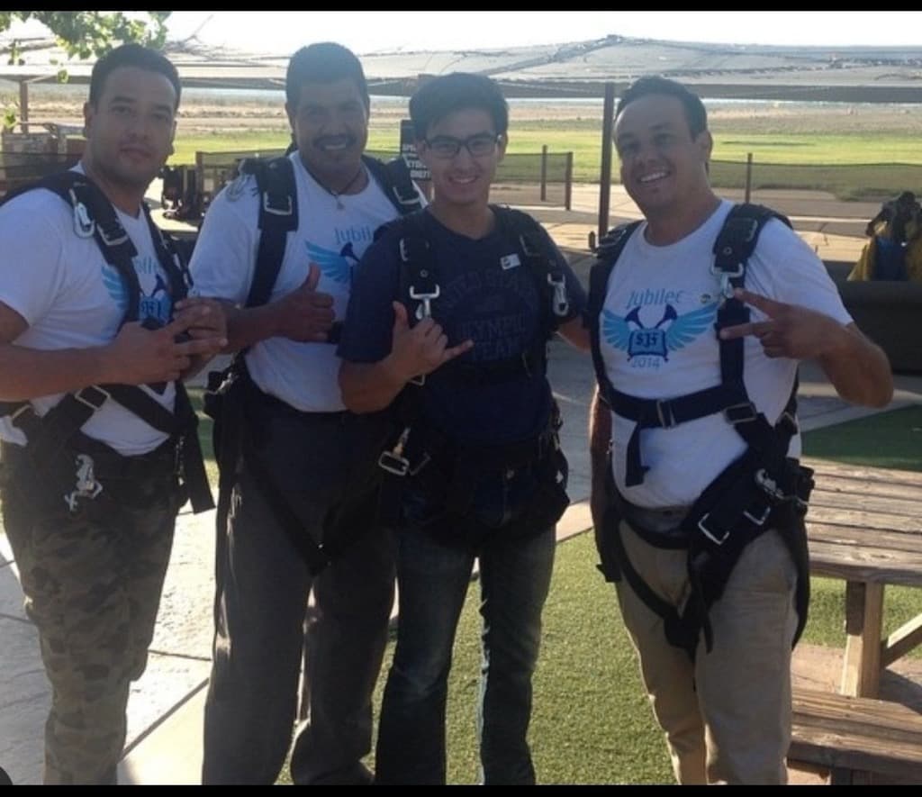 Adoraim Joaquín, de playera oscura y lentes, con hombres identificados como guaruras de la iglesia.