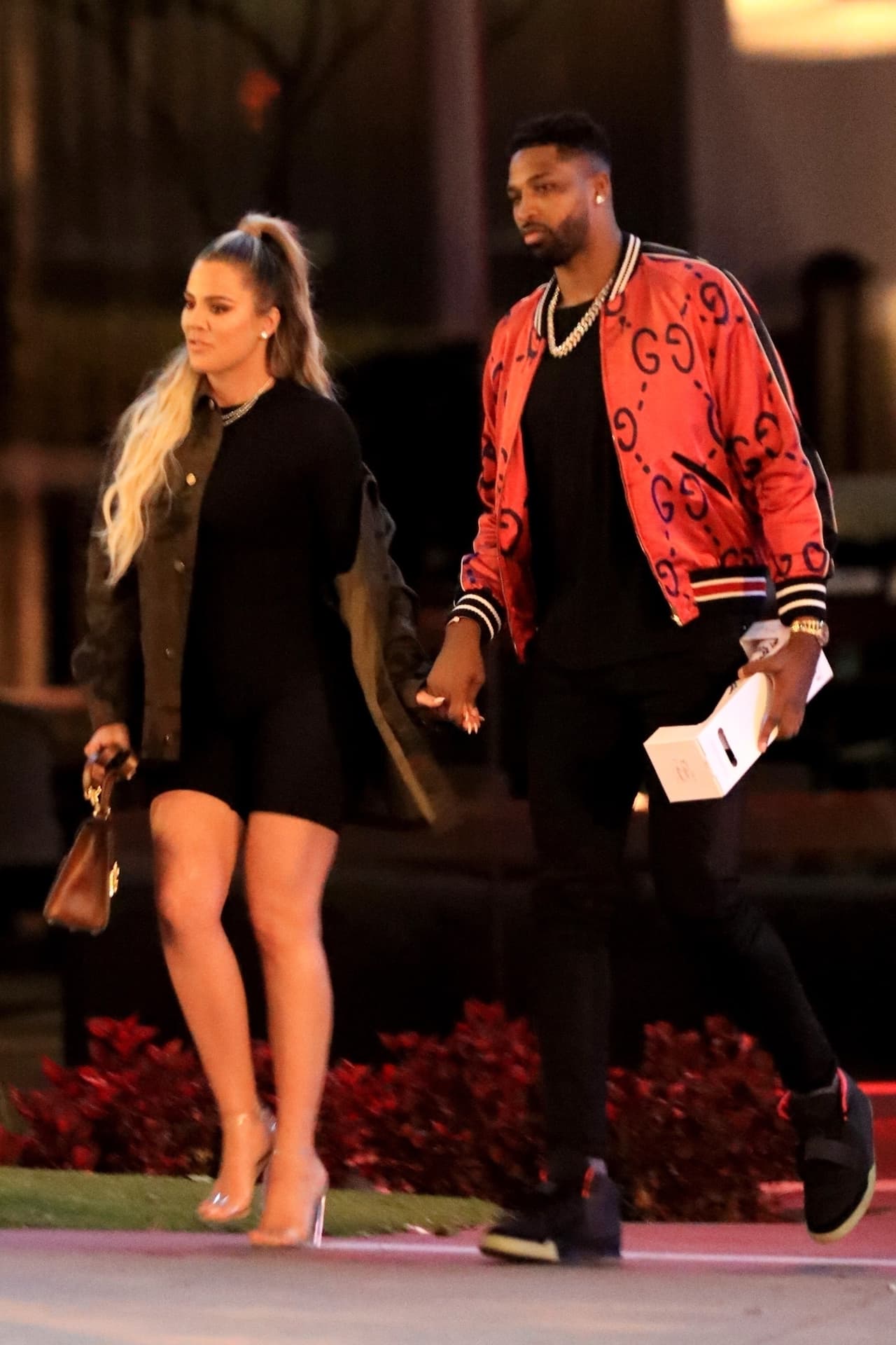 "Es obvio que la razón por la que estás difundiendo estas mentiras sobre mis clientes es porque
<b>quieres tus 15 minutos de fama</b>", señaló el abogado de Kardashian y Thompson.
<br>