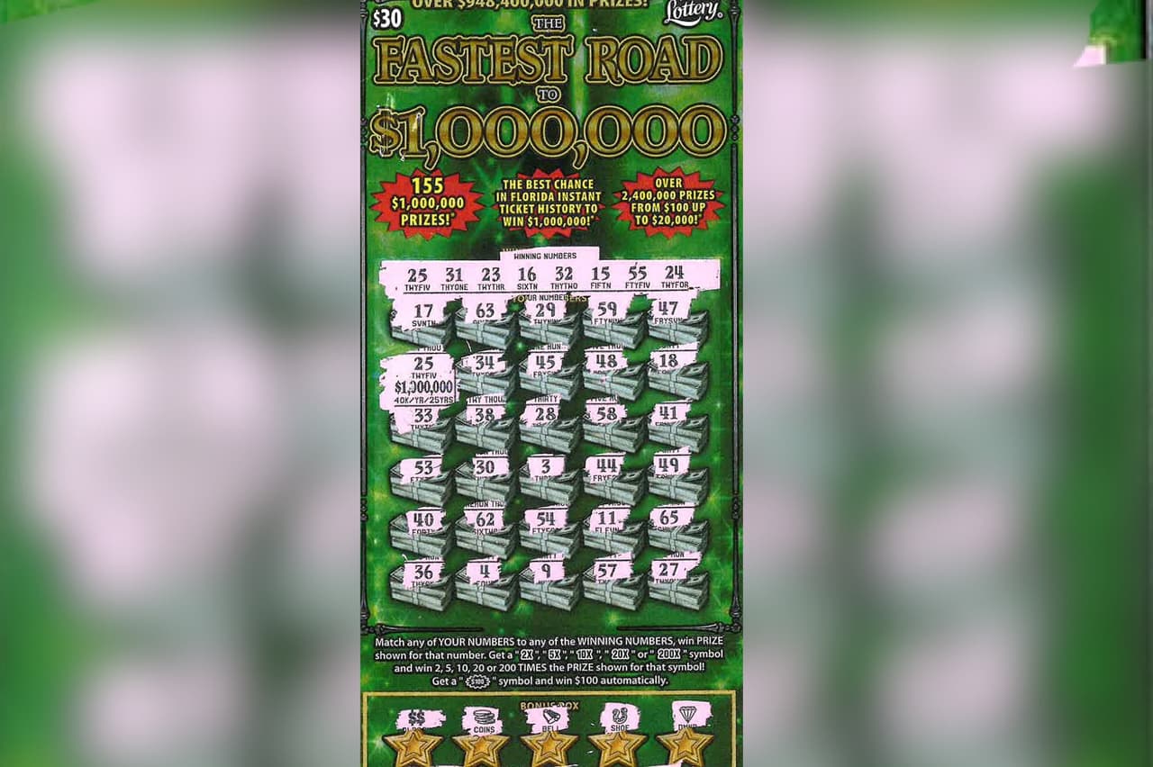 Una mujer pierde su vuelo, compra un boleto de Lotería para pasar el tiempo y gana un millón de dólares