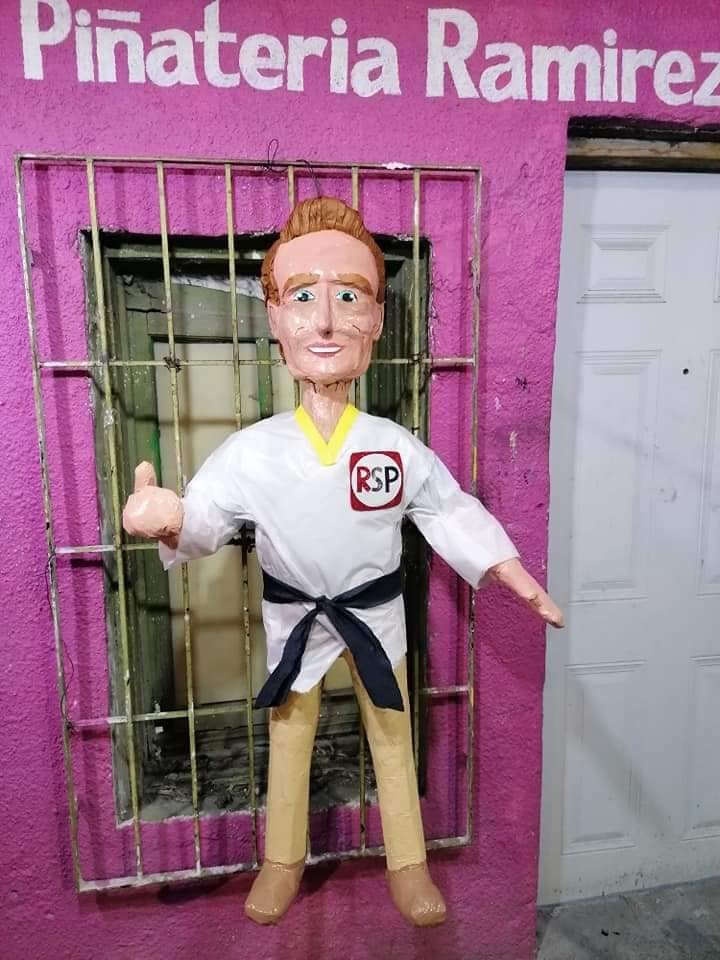 Después de tener un pelea callejera que se volvió en tendencia en redes por un video, la piñatería revivió la figura del actor y conductor 
<b>Alfredo Adame</b>,
<b> </b>caracterizado con un uniforme de karate, atuendo que utilizó durante su campaña política.