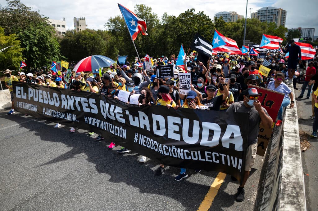 La comida es un 18% más cara. Muchos empleados públicos tienen uno o dos trabajos adicionales para poder cubrir las cuentas.
<br>