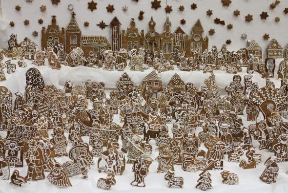 En esta época de navidad cada detalle es importante y estamos seguros que este llamará mucho tu atención y además abrirá tu apetito. Se trata de un nacimiento hecho de pan de jengibre, sabemos suena delicioso, pero no sólo eso, también luce hermoso.