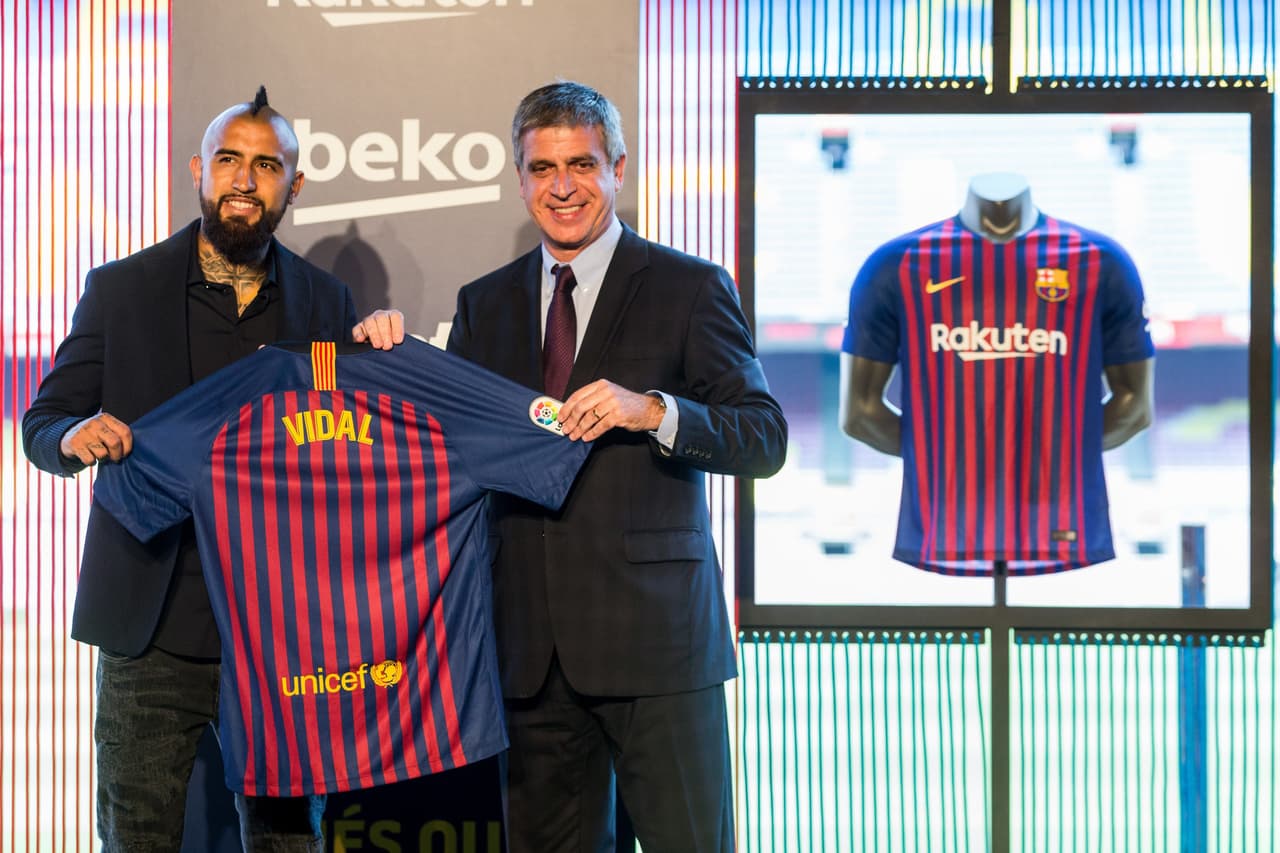 GRAF2708. BARCELONA, 06/08/2018.- El vicepresidente tercero y responsable deportivo del FC Barcelona,Jordi Mestre posa junto al jugador chileno Arturo Vidal, durante la presentación hoy del centrocampista internacional como nuevo jugador del FC Barcelona para las próximas tres temporadas. EFE/ Enric Fontcuberta.