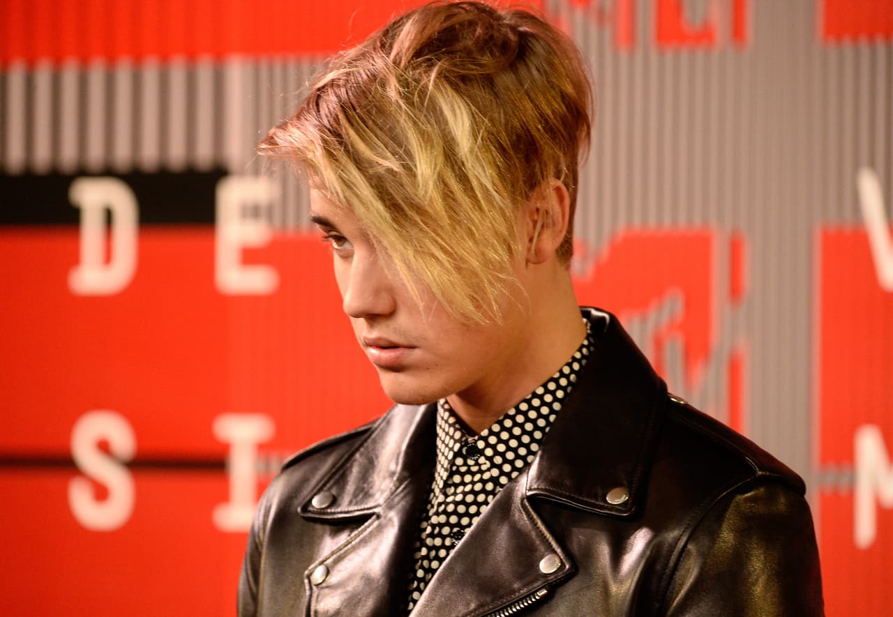 A Justin Bieber recientemente lo vimos con un nuevo 'cool'.