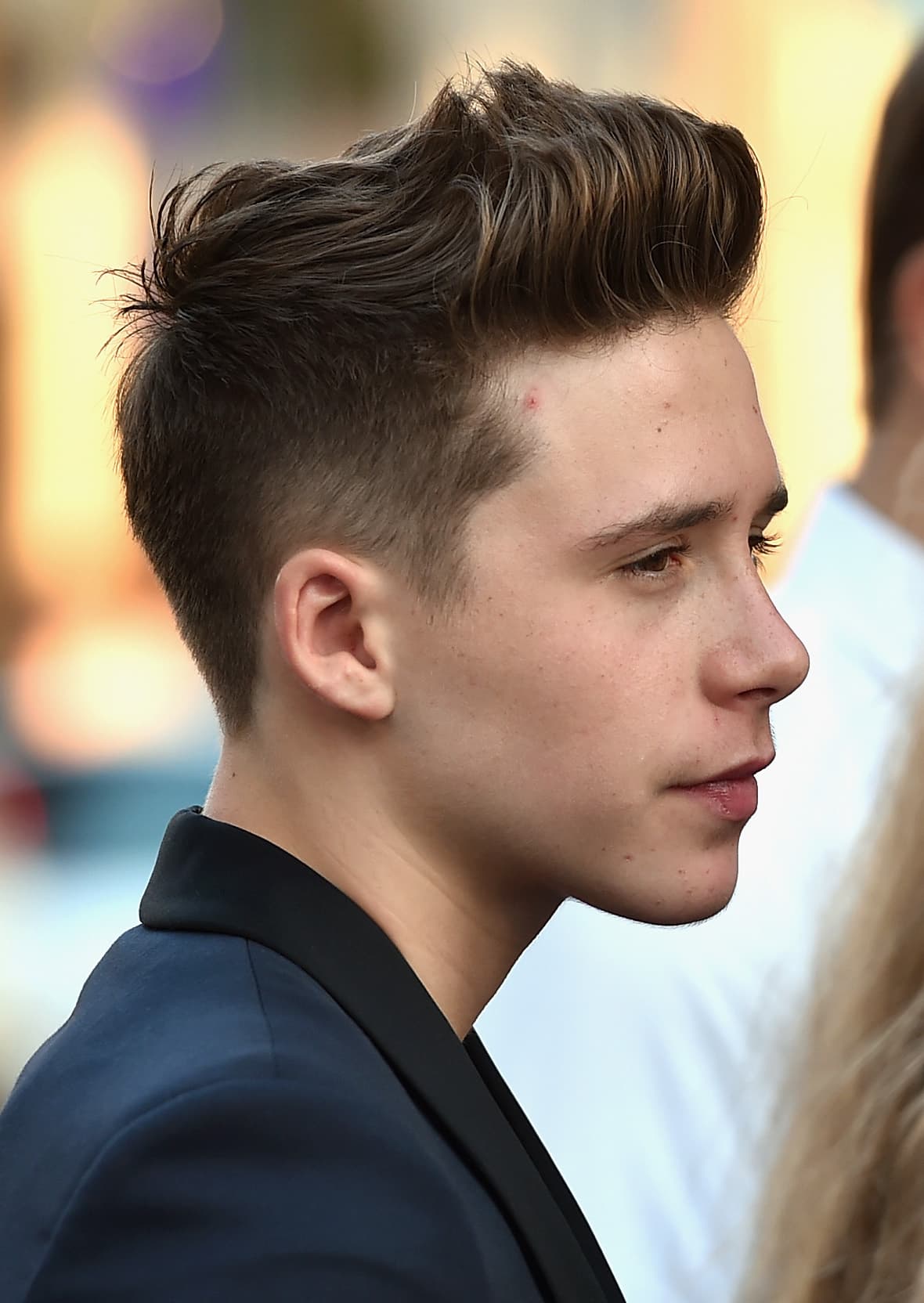 Un peinado de alto impacto definitivamente lleva Brooklyn Beckham cuando va a la escuela.
