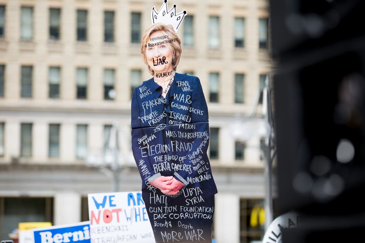 Esta fotografía tamaño natural de Hillary Clinton fue utilizada para escribir ideas en su contra, durante una manifestación a favor de Bernie Sanders.