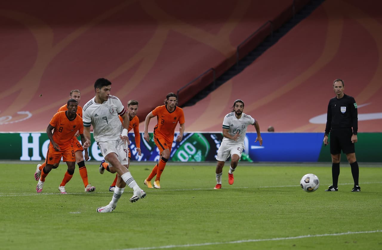 Raúl Jiménez siempre ha sido conocido por la peculiar forma de tirar sus penales y casi siempre marcar.