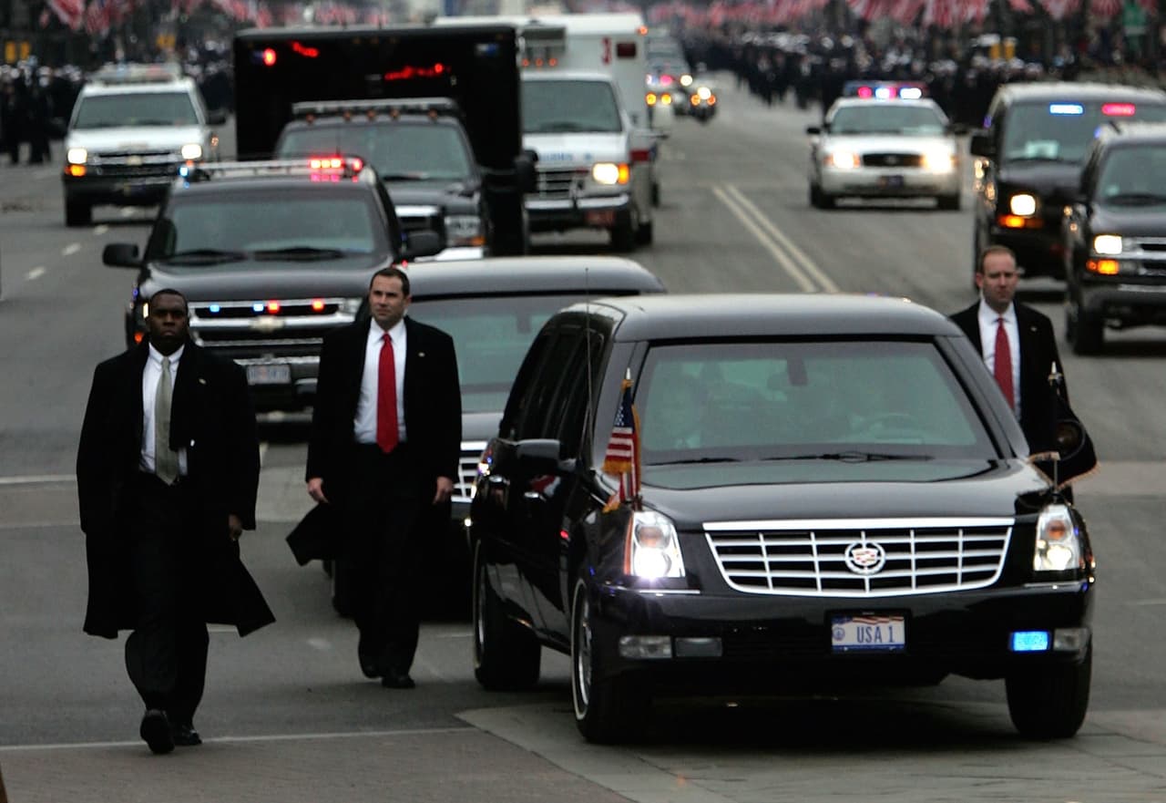 El presidente 
<b>George W. Bush</b> fue el primer mandatario nacional cuya limusina presidencial fue apodada por el Servicio Secreto con el nombre código '
<b>The Beast'</b>, o '
<b>La Bestia</b>' en español. La apariencia de la primera Bestia recordaba al 
<b>Cadillac DeVille 2000</b>, aunque en realidad fue construida sobre el bastidor de la Chevrolet Suburban para poder soportar la gran cantidad de equipamiento de seguridad, defensa y combate con los que contaba. Bush solía viajar al extranjero con dos unidades de 'La Bestia' en el equipaje. La limusina del segundo presidente Bush fue la primera en no ser preservada. Todos los ejemplares fueron destruidos por el servicio secreto guardando así todos sus misterios.