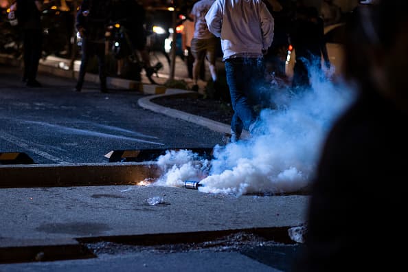 Autoridades dispersan a los manifestantes en Louisville, Kentucky.