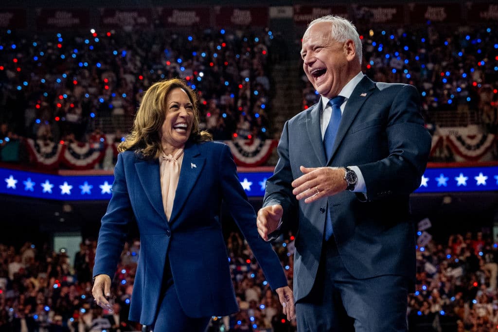 Kamala Harris y Tim Walz, salen juntos al escenario por primera vez como fórmula presidencial demócrata, en un estadio repleto.