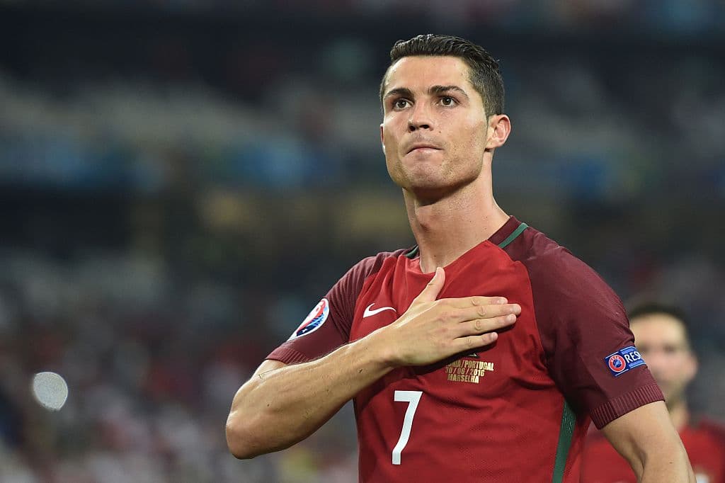 <h3 class="cms-H3-H3"><b>Cristiano Ronaldo</b></h3>
<br>
<br>El portugués es una máquina de goles. Los hace con la derecha, con la izquierda y de cabeza. Así también, deja regados a sus contrincantes, gracias a su brutal aceleración. CR7 es el futbolista con el físico perfecto, un ‘killer’ en el área rival, una bestia prácticamente imparable. Devora récords y aún así siempre tiene hambre de más éxito.
<br>
<br>Si Cristiano Ronaldo fuera un carro, sería un...
<br>
