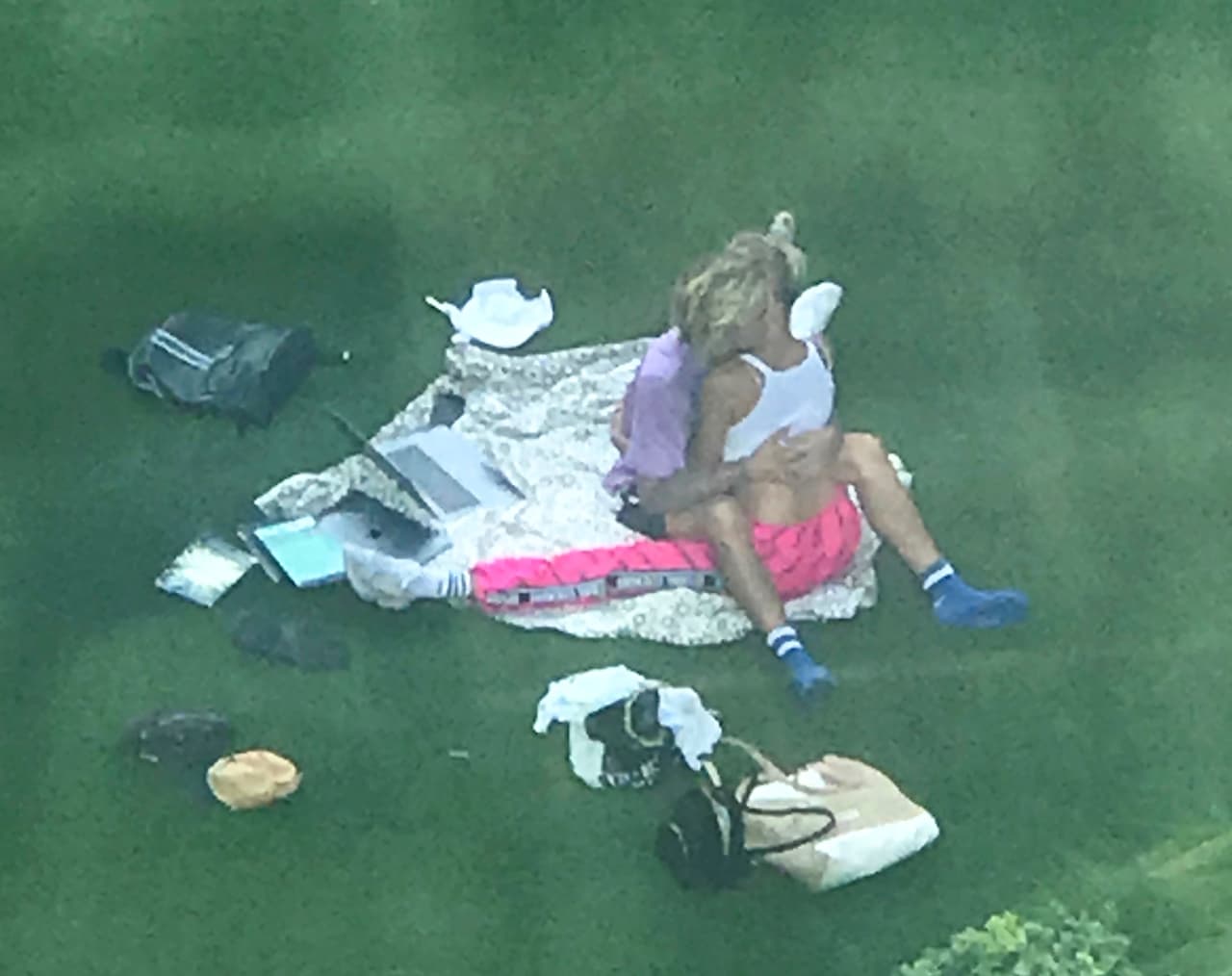 En las fotos captadas por la agencia Grosby Group, se aprecia que las cosas no tardaron en ponerse más intensas entre los futuros esposos, quienes al parecer olvidaron que estaban en un lugar concurrido.