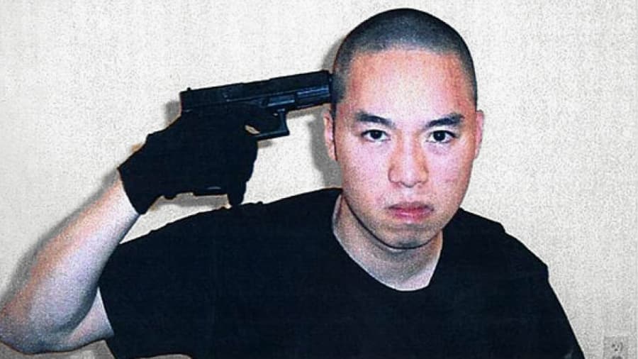 Seung-Hui Cho, 23 años.
<br>16 de abril de 2007.
<br>Blacksbur, Virginia.
<br>Víctimas: 32 muertos y 17 heridos.
<br>Murió.
<br>Móvil: Problemas de salud mental.