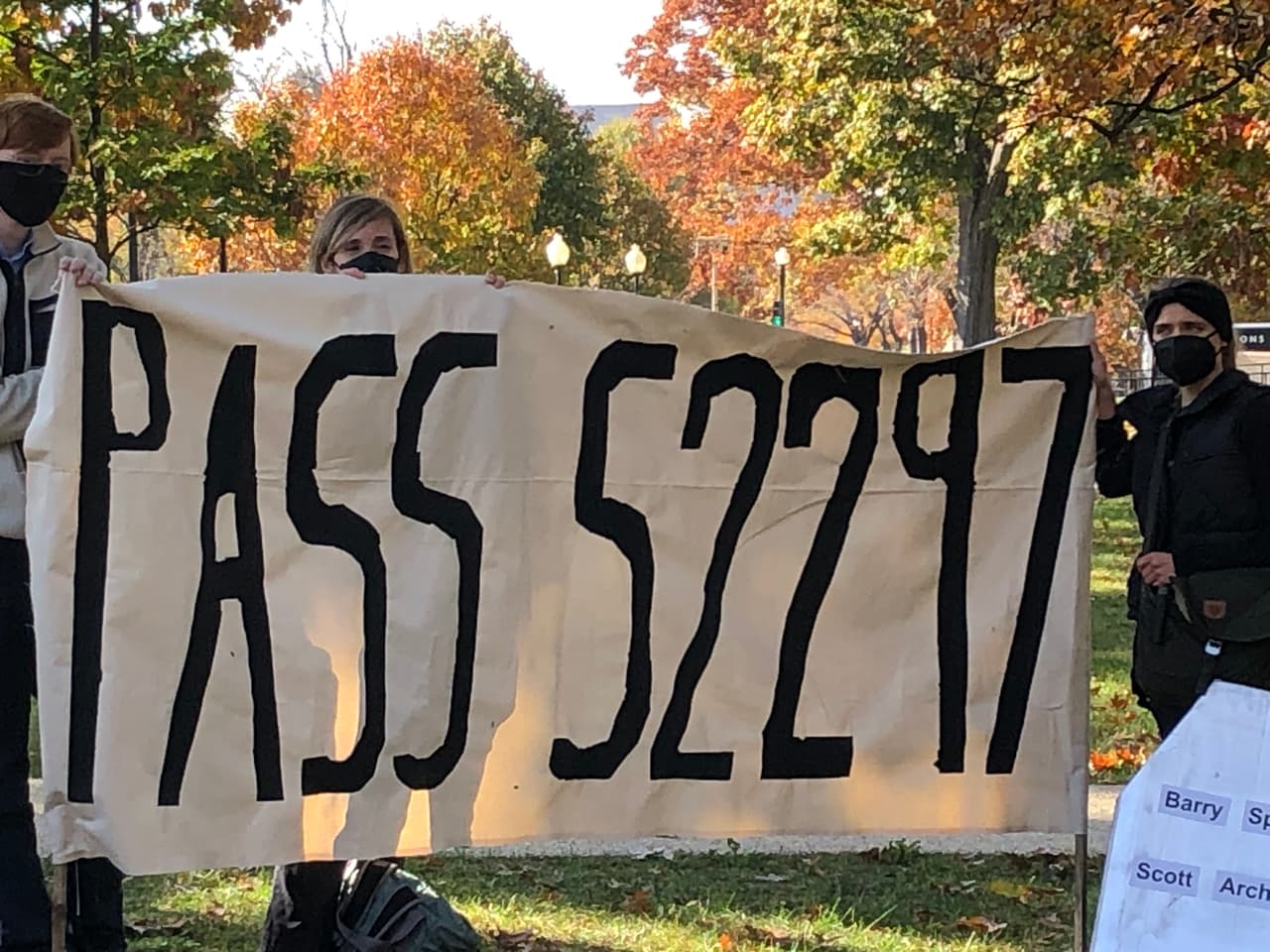 Estos activistas quieren que la vacunación mundial sea ley; la llegada de ómicron refuerza sus argumentos