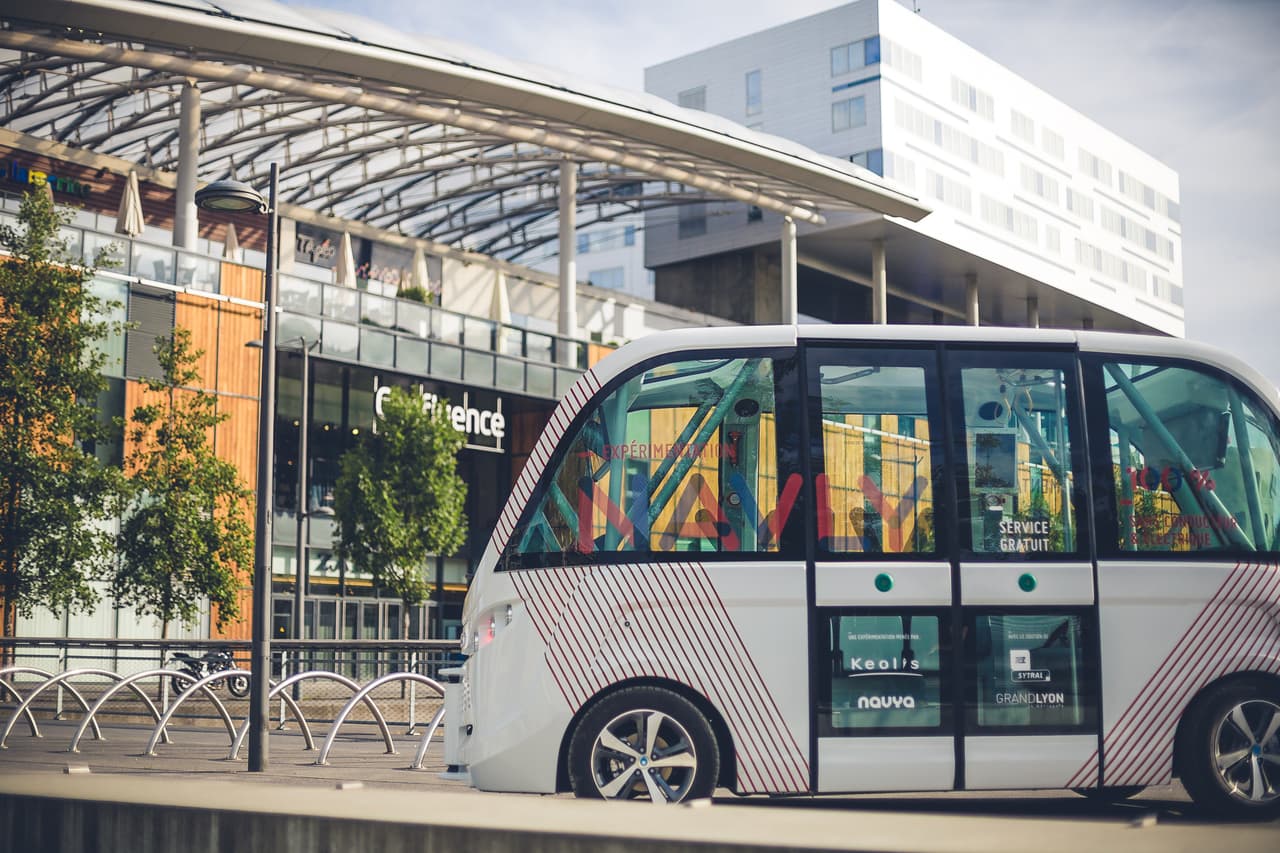 Los tres pilares fundamentales del diseño tecnológico del Navya Arma son: 
<b>Percepción</b>, que le permite entender el ambiente en que está localizado aprendiendo a detectar obstáculos y prediciendo sus movimientos; 
<b>Decisión</b>, que le permite entender y determinar su itinerario y trayectoria; y 
<b>Navegación</b>, que le permite aplicar y seguir la ruta óptima decidida por el sistema.