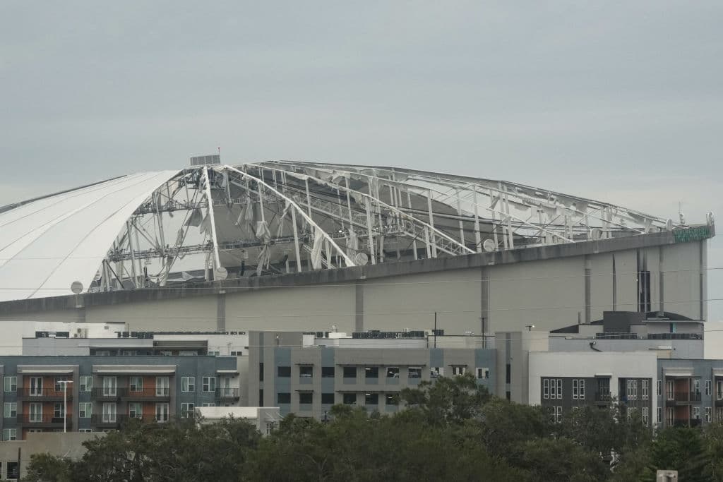 Una imagen tomada con un dron muestra la cúpula del estadio Tropicana Field, que quedó destrozada por el huracán Milton en St. Petersburg, Florida, el 10 de octubre de 2024. Se confirmó la muerte de al menos cuatro personas como resultado de dos tornados provocados por el huracán Milton en la costa este del estado.