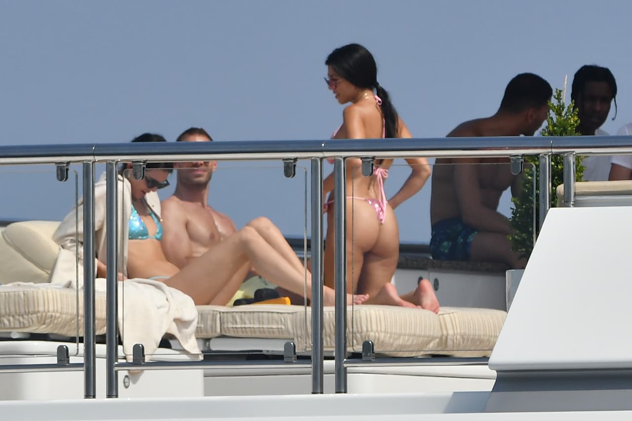 Toda la semana, las hermanas Kendall Jenner y Kourtney Kardashian han sido vistas disfrutando del sol en un yate en la localidad francesa de Antibes. Kourtney ha estado con su novio, Younnes, mientras Kendall Jenner ha optado por broncearse y pasear sobre un paddleboard y un jet-ski.