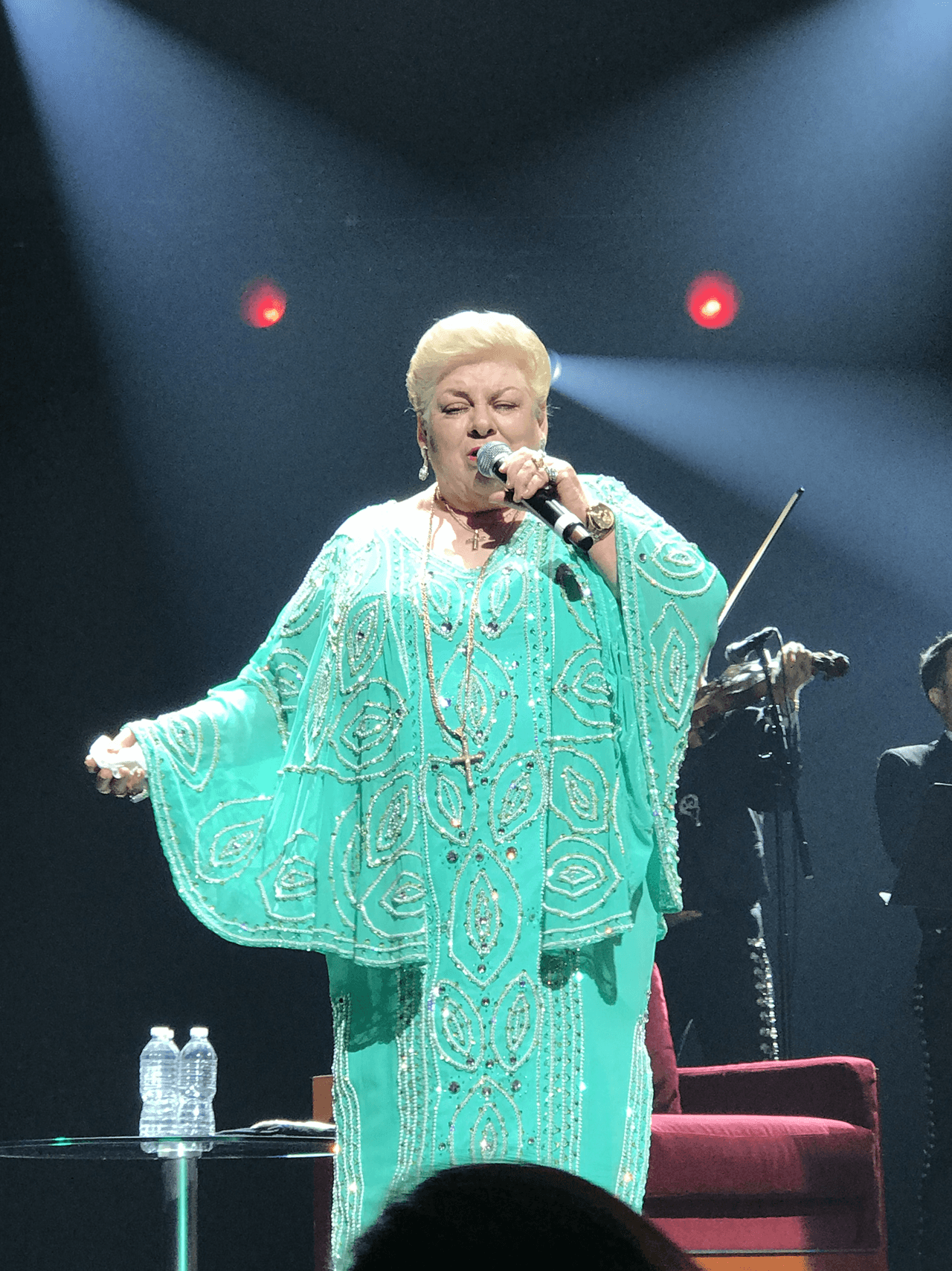 Una semana después, el martes 15, fue 
<b><a href="https://www.univision.com/famosos/paquita-la-del-barrio-sale-del-hospital-recuperada-de-la-trombosis-pulmonar">dada de alta.</a></b>
<br>