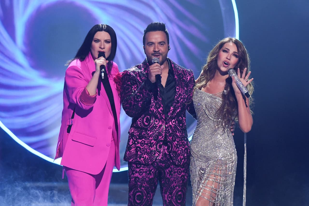 <b>"Ni los necesita"</b>, defendió la mexicana de 28 años, "es guapísima".