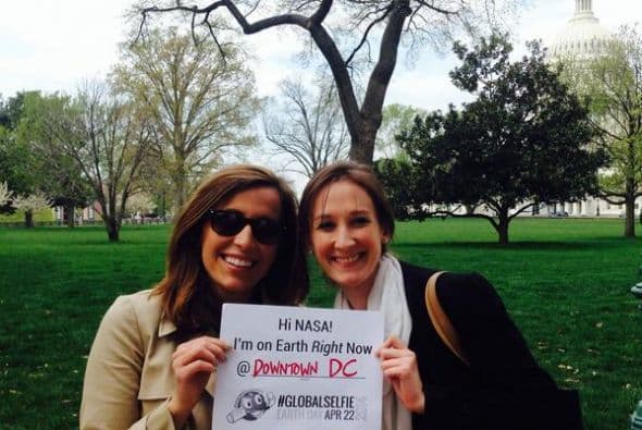 Estas chicas dijeron que aunque no era una selfie, ellas querían mandar esta foto desde el Centro de Washington, DC para #EarthDay #GlobalSelfie. Foto tomada de Twitter