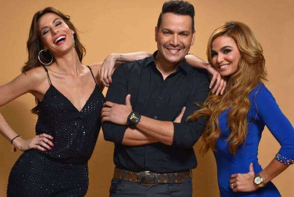 Víctor Manuelle no podía estar más sonriente... hasta los nervios por estar pensando en cómo cerrará el show se le quitaron.