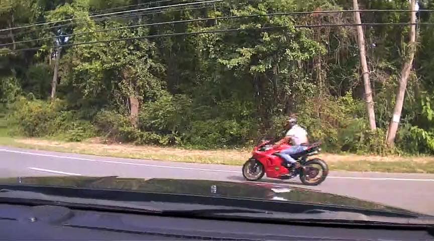 Un grupo de aproximadamente 13 motociclistas arrastró a un hombre de 62 años de su automóvil, lo asaltó y le robó su teléfono celular el sábado 
<br>