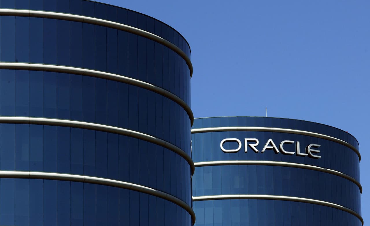 <b>Oracle</b>
<br>La compañía está trasladando su sede de Redwood City, California, a Austin, aunque planifica mantener una presencia en California.
<br>
<br>“Oracle es un gigante de la tecnología global con una fuerte presencia aquí en Texas, y estamos orgullosos de darle la bienvenida a su sede en Austin. Si bien algunos estados están ahuyentando a las empresas con altos impuestos y regulaciones de mano dura, seguimos viendo una ola de empresas como Oracle que se mudan a Texas gracias a nuestro clima empresarial amigable, los bajos impuestos y la mejor fuerza laboral del país", indicó el gobernador.