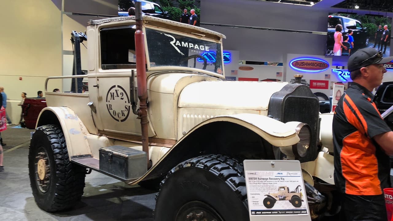 <h3 class="cms-h3-H3">Grúa de recuperación MATOR Rampage 1917</h3>
<br>Solo en SEMA se puede ver una grúa de 101 años de edad sin que nadie le preste mucha antenciónçç Este ejemplar fue construido por la White Motor Company la cual fue adquirida por camiones Volvo en 1980 después de una aparatosa bancarrota.