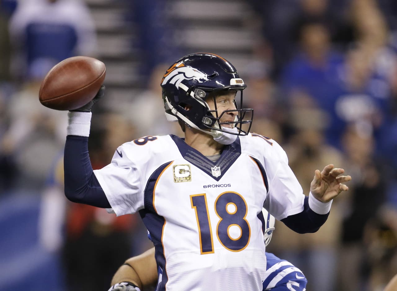 Peyton Manning sigue adolorido de un píe pero ya pudo a entrenar
