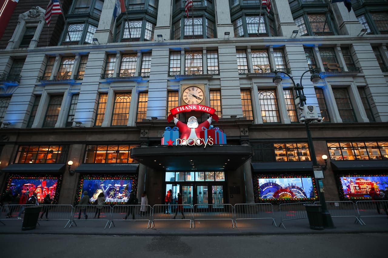 Macy's ha iluminado sus famosas vitrinas de Navidad en Manhattan, que millones de personas visitan cada año.